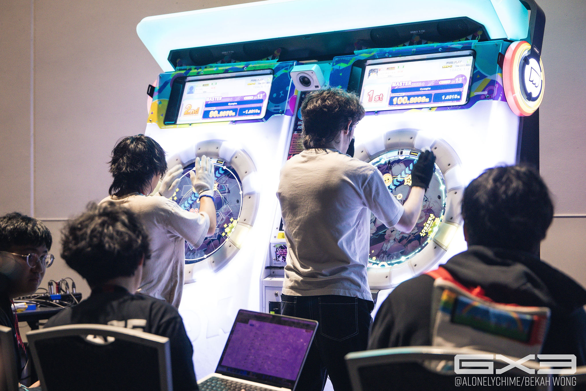 a picture of two maimai players during a tournament playing the level Cyaegha